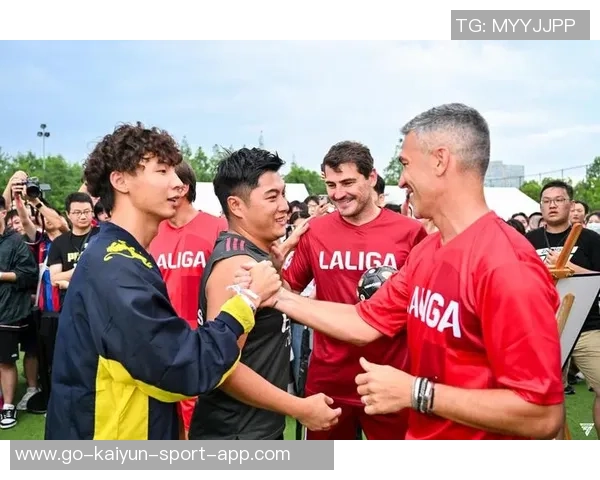 卡西与足球传奇同框出席世界杯抽签活动引发热议